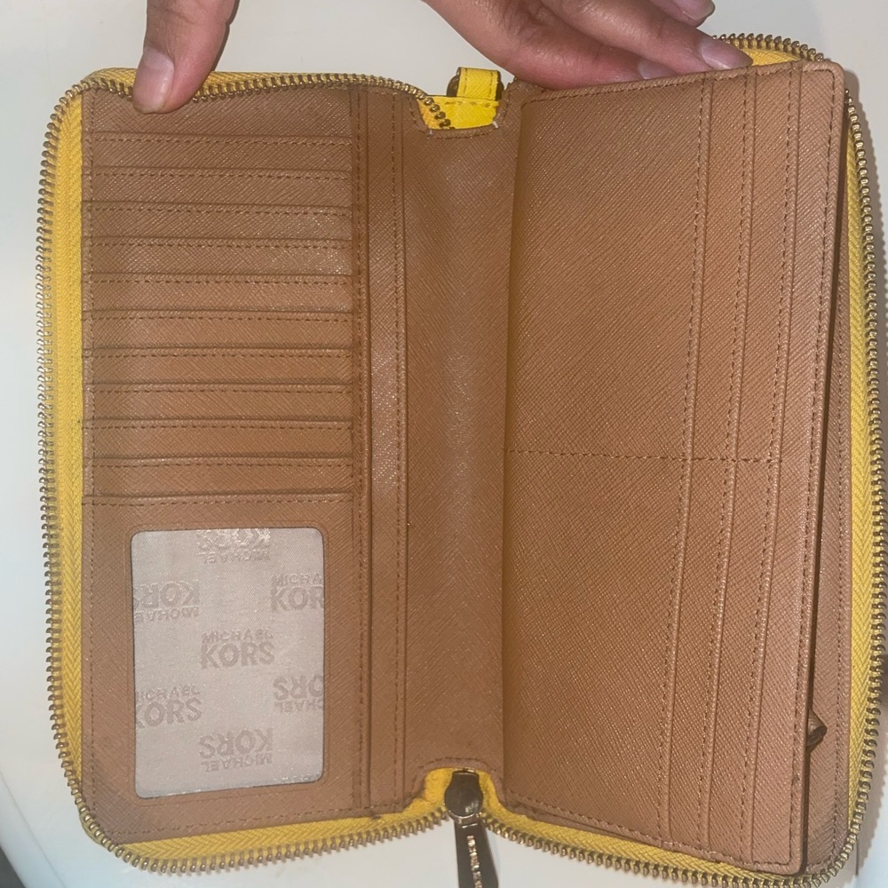 Yellow wallet - Picture 4 of 7